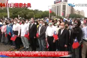 雙十國慶/台北市府升旗 柯文哲率黃珊珊領唱國歌　發末代「嗡嗡包」