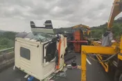 自撞護欄「側翻秒斷頭」！台62線驚悚車禍　砂石車翻躺路中…駕駛骨折送醫
