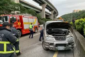國道1號廂型車自撞護欄　7旬駕駛無呼吸心跳命危送醫