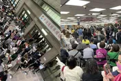 報復性出國？解封日就在明天！民眾一早塞爆領務局　搶換護照人潮曝光