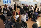 外國旅客殺到！日本全面開放國門　國際機場久違人潮再現