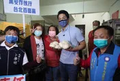 蔣萬安雨中赴南港拜票　民眾熱情喊「凍蒜」祝賀高票當選