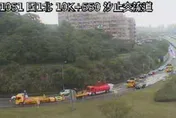 大貨車翻覆「油漆灑滿路面」！國1北上汐止段事故　車流回堵1km塞爆