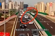 單車逆上高架「慘被迎面撞噴」！甩飛半空落地遭輾斃　奪命白車「謀殺式衝撞」畫面曝