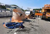 拖板車起步「20噸鋼捲」掉落重砸地面…緊急封閉2車道