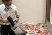 真的芭比Q了！男子將現金8.9萬藏爐灶卻忘記　升火煮飯燒毁大半救命錢