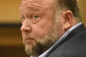 陰謀論主播指小學槍擊案是騙局　家屬告上法院判賠307億天價賠償金