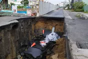 台南市區驚現30米超大天坑！緊急封路灌漿搶修