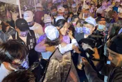 大雨中人潮擠爆造勢晚會！高虹安淚控國家級抹黑「不怕，是騙人的」