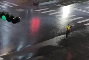 汐止警雨中執勤好辛苦！「連站4hrs」不停歇　派出所曝真相