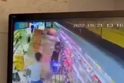 拖車載貨右傾！老婦遭「貨物山猛壓」慘淪夾心餅乾　驚險瞬間曝光