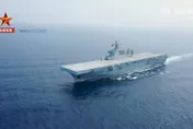 影/陸「奪島神器」兩棲攻擊艦「合體」　完成立體登陸海上航行補給考核