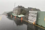 尼莎颱風雨彈狂炸！合歡山颳12級強風　武嶺亭施工圍籬慘遭吹垮