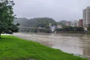 影/豪雨炸不停！新店碧潭淹水「人行道消失」　驚險畫面曝光
