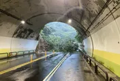 快訊/尼莎颱風暴雨來襲！康樂隧道口土石滑落…汐止休旅車半車身淹沒