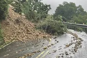 新北雙溪102線中斷！豪雨肆虐「邊坡土石滑落」　雙線道路受阻疏導搶通中