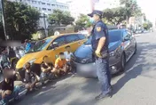 互看不爽爆衝突！台中陣頭聚集法院外　下秒群毆大亂鬥…警方急逮9人