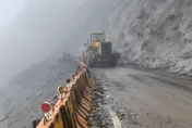 中橫關原段「路基流失50m」！道路阻斷持續封閉　迴頭彎坍方後搶通開放
