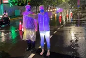 陳時中競辦回應穿皮鞋勘災：別畫錯重點　同黨議員候選人臉書露餡「昨晚就穿了」