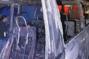 載運遺體「車遭火噬淪廢鐵」！北投葬儀社廂型車竄不明火勢　燒剩焦黑骨架慘波及5車