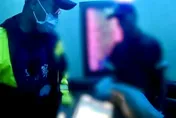 不爭氣笑了！通緝男唱Ｋ遇臨檢報身分證號　警：你今年只有7歲？