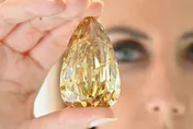 舉世罕見！全球最大無瑕巨鑽將拍賣　303.1克拉估值近5億台幣