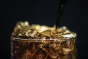 可樂當水喝！35歲男用力一咳「大腿斷了」　醫搖頭：骨質密度如8旬翁