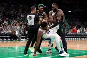 影/NBA開幕爆火！恩比德甩倒史馬特釀衝突　綠衫軍首勝解氣
