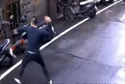玻璃門好硬！黑衣男持磚塊砸律師事務所　新莊警鎖定2男涉案