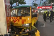 影/疑未禮讓直行車　娃娃車遭撞失控衝上人行道撞店面　1童送醫