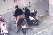 噁男脫褲「趴機車猛蹭狂抖」！重機驚留不明液體　他沾手聞崩潰：是嘉明的味道