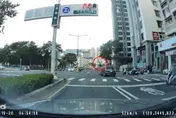 飆闖路口「撞噴橫向騎士」！他甩飛半空重落地　機車秒成廢鐵恐怖瞬間曝