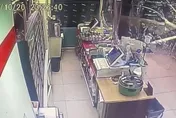 影/衝破超商「車頭凹毀變形」！轎車失控高速自撞　駕駛送醫不治