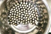 男童吞103顆鋼珠X光現恐怖白點　醫生花1小時清除