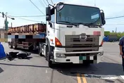 又是內輪差？高雄聯結車壓過女騎士…人車卡車底亡