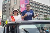 屏東市長藍綠激戰 連勝文、許淑華輔選掃街