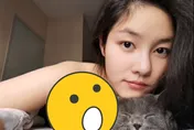 大眼巨球妹全裸撸貓！上身一絲不掛網噴鼻血　本尊帳號被神出：俏麗中文老師