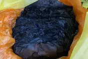 芭比Ｑ了！火燒厝9萬元紙鈔變焦炭　銀行花4.5小時「手術」成功換回99%
