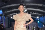 金鐘57/金鐘紅毯開跑了！曾寶儀首度主持典禮「超長禮服現身」　網一看地毯狀況秒心疼