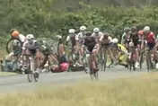 日本自行車公路賽發生嚴重碰撞！多名選手受傷送醫