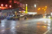 快訊/雨彈狂襲！宜蘭狂風雷雨　餐廳受影響短暫停電