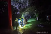 影/23人登小霸尖山下山迷途…山區暴雨！警消冒險救援