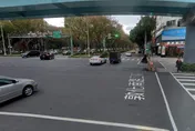北市路口爆車禍！衰尾騎士遭波及「噴飛人行道重傷」　民眾驚呼：聽到巨響