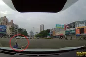 想待轉突反悔！女三寶挨撞「Y字迴旋落地」　謎樣鬼切畫面曝…網讚超紓壓
