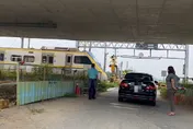 快訊/太誇張！轎車停鐵軌硬搬柵欄…竟還悠哉指揮火車速速通過　悽慘下場曝光
