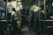 公車急轉彎「翁遭甩離座位」！重摔砸地無法起身　乘客扶起嚇傻：人已經死了