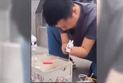 雙手截肢卻靠手藝養活3兒！大陸男子「捏泥」連蜘蛛人都做得出來