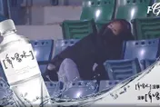 睡翻了！女球迷棒球場夢周公　DJ超貼心9秒靜悄悄
