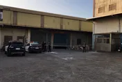 台中桶屍命案/橘色大桶移出…惡臭襲來！明開鑿取遺體相驗