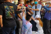 她陪謝國樑掃街火辣身材意外成嬌點 身分曝光是「知名直播主」